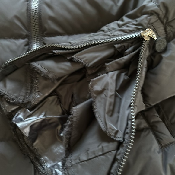 Moncler black short puffer with zip cuffs - Picture 12 of 16